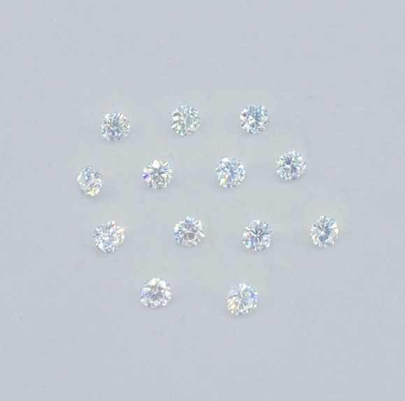 Null Trece diamantes en papel, talla brillante, total aprox. 0,80 ct