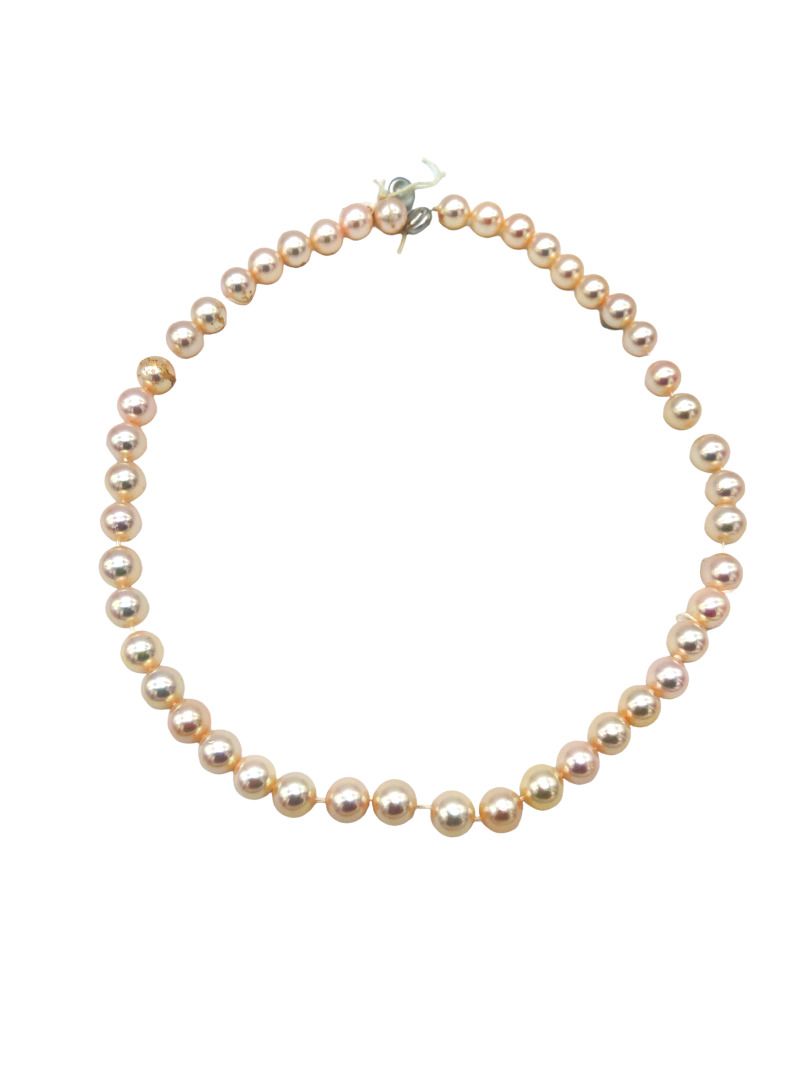 Null One row of 47 Akoya cultured pearls, on wire and not mounted, without clasp&hellip;