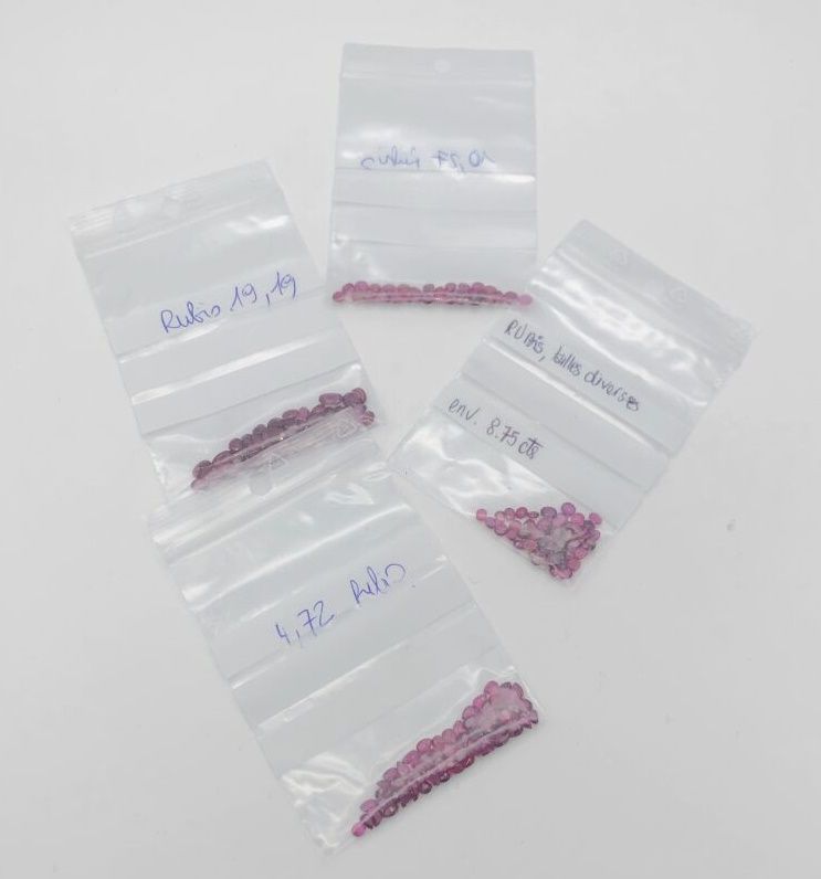 Null Lot of rubies on paper 

approx. 40 cts