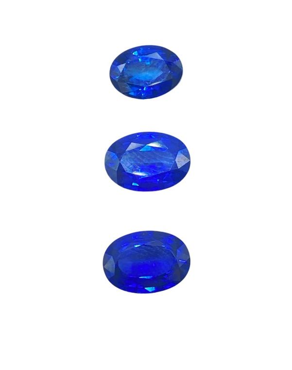 Null Three faceted oval sapphires on paper, total approx. 3 cts