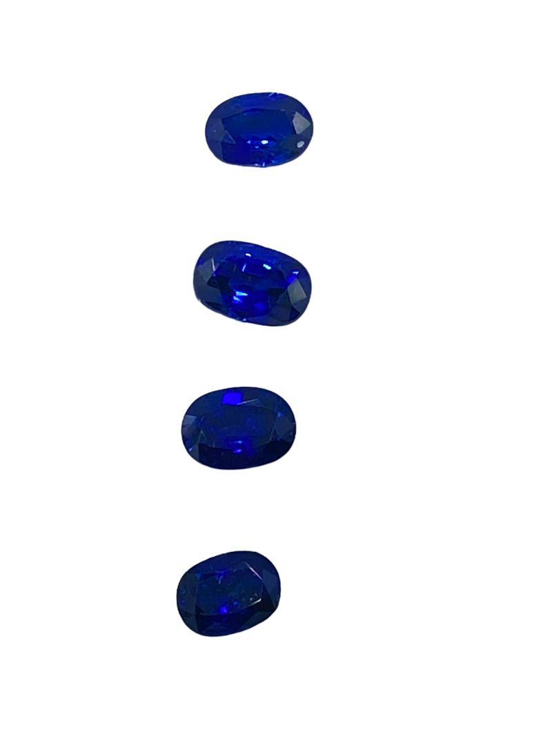 Null Four sapphires on paper, oval cut, total approx. 3.50 cts