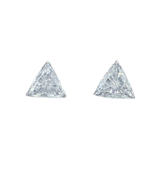 Null Pair of diamonds on paper, triangle cut, total approx. 0.70 ct