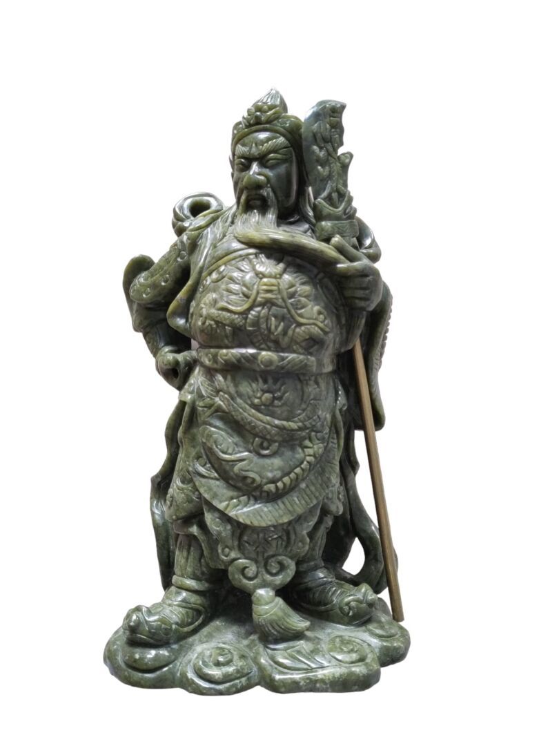 Null 中国 - 20世纪
绿色关公玉（软玉）雕像，手持长矛站立。(一些冲击)。高29厘米。