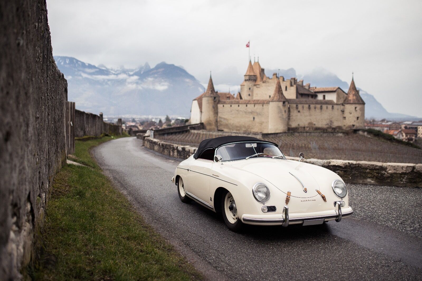 Null PORSCHE 356 SPEEDSTER


Première Porsche à porter le nom de son créateur, l&hellip;