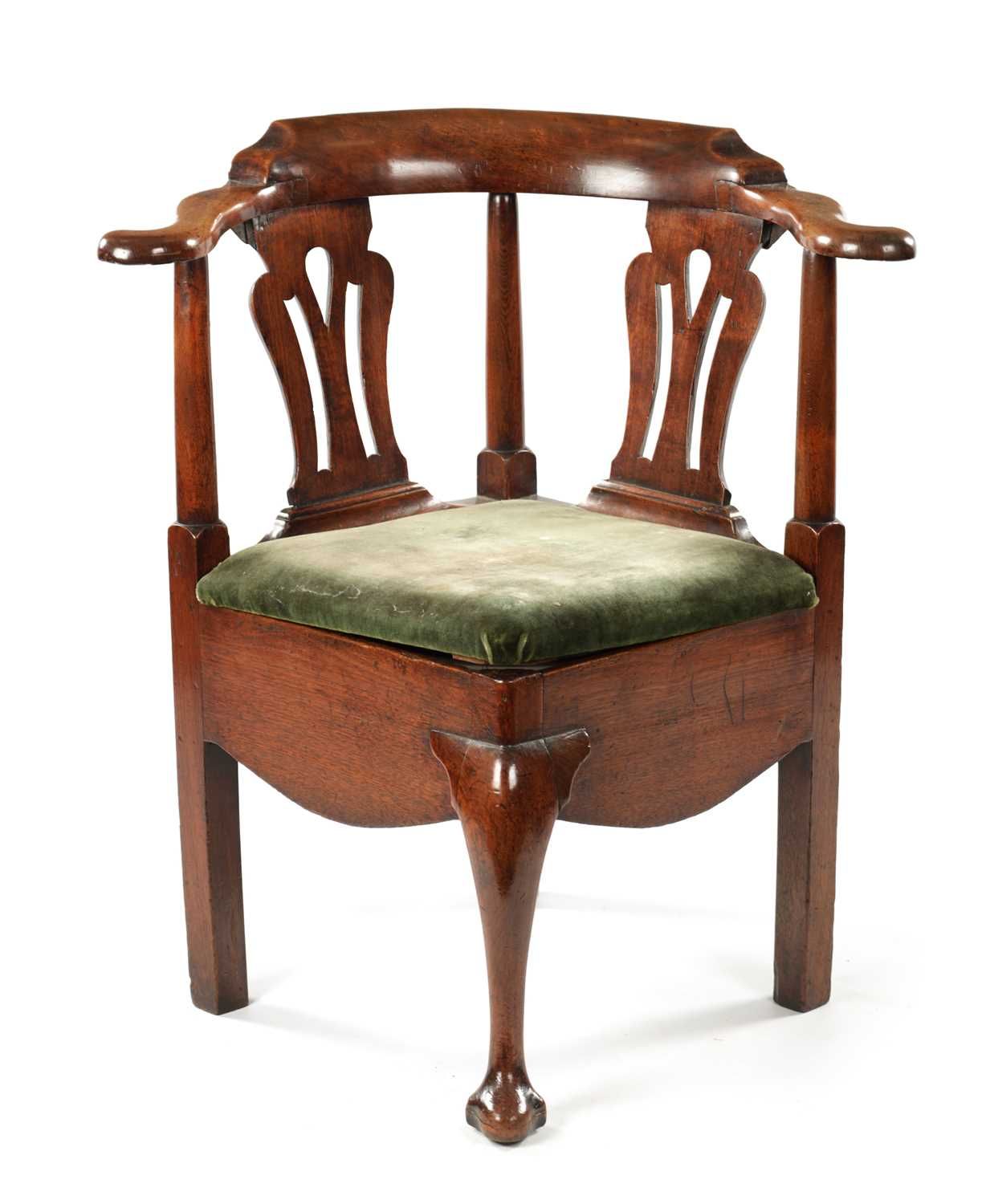A MID 18TH CENTURY WALNUT CORNER COMMODE CHAIR OF FINE COLOUR AND PATINA 一件18世纪中&hellip;