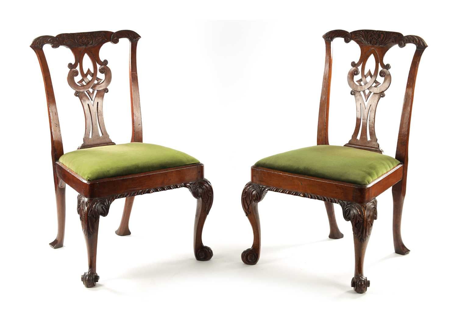 A GOOD PAIR OF MID 18TH CENTURY WALNUT SIDE CHAIRS 一对精美的 18 世纪中叶胡桃木边椅，精心制作的异形雕刻顶&hellip;