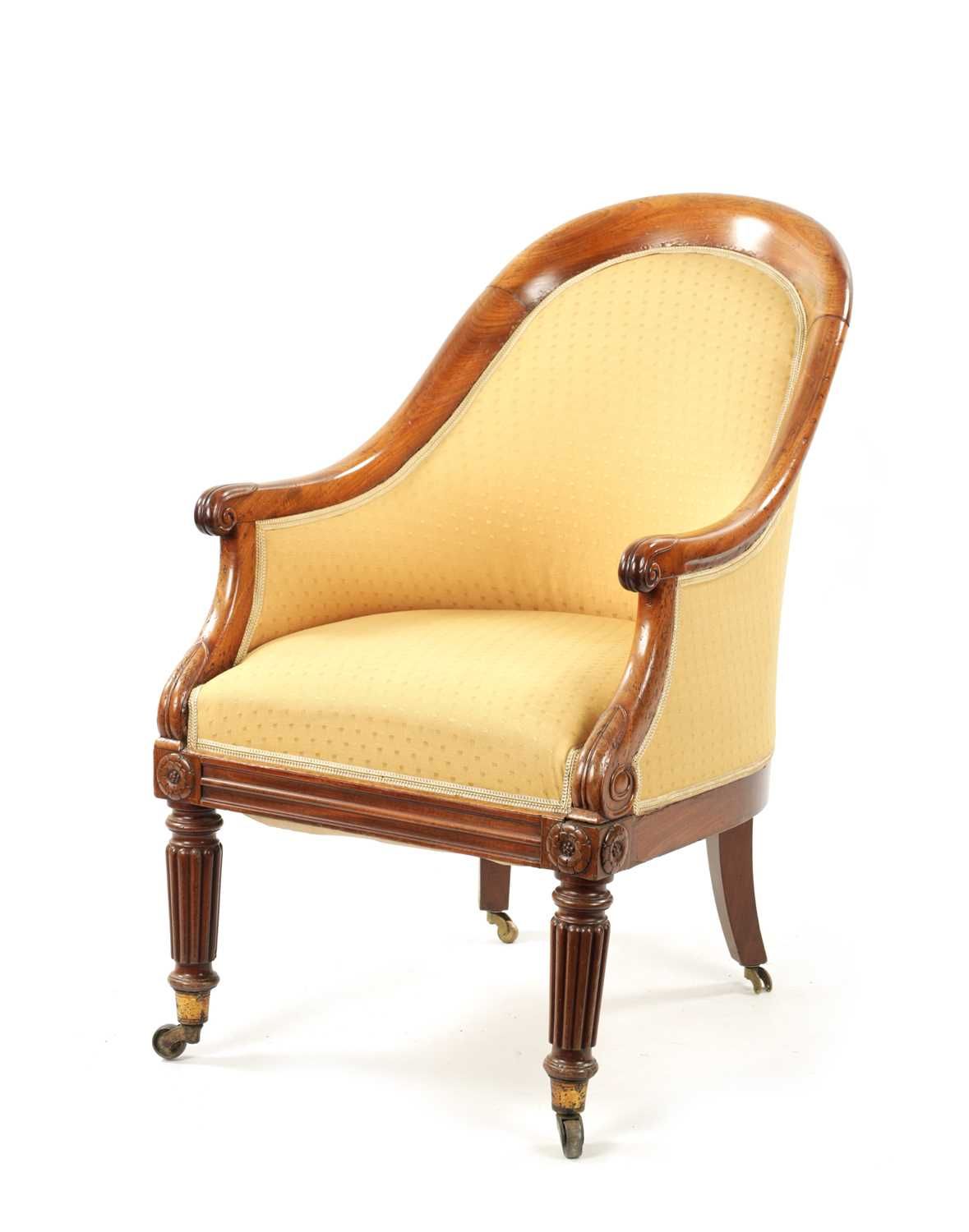 A REGENCY MAHOGANY LIBRARY TUB CHAIR IN THE MANNER OF GILLOWS 一把吉洛士风格的 REGENCY 桃&hellip;