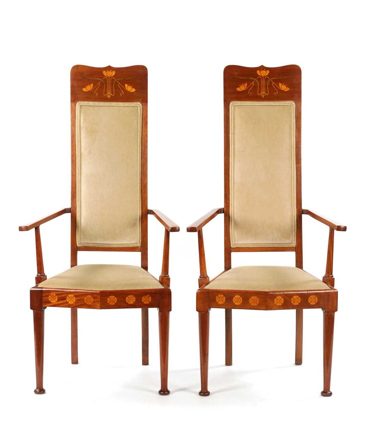 A PAIR OF INLAID MAHOGANY ART NOVEAU LIBERTY-STYLE UPHOLSTERED ARMCHAIRS 一对镶嵌桃花心&hellip;