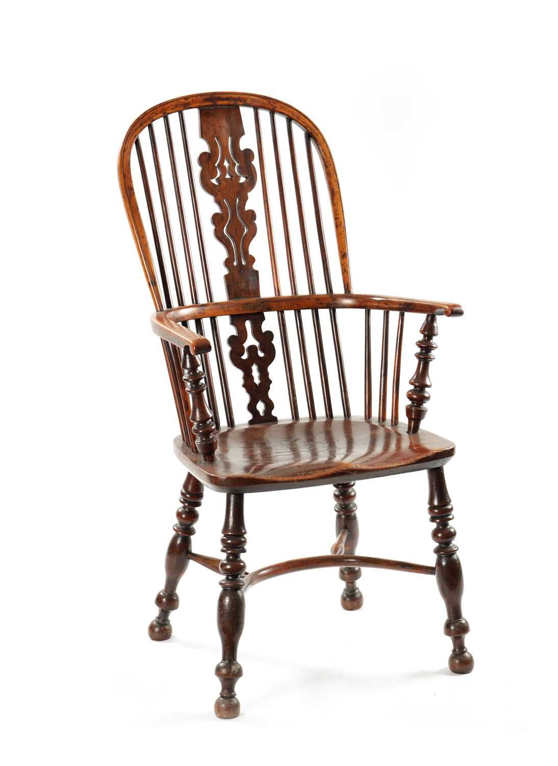 AN EARLY 19TH CENTURY NOTTINGHAMSHIRE YEW-WOOD HIGH BACK WINDSOR CHAIR 19 世纪早期的诺&hellip;