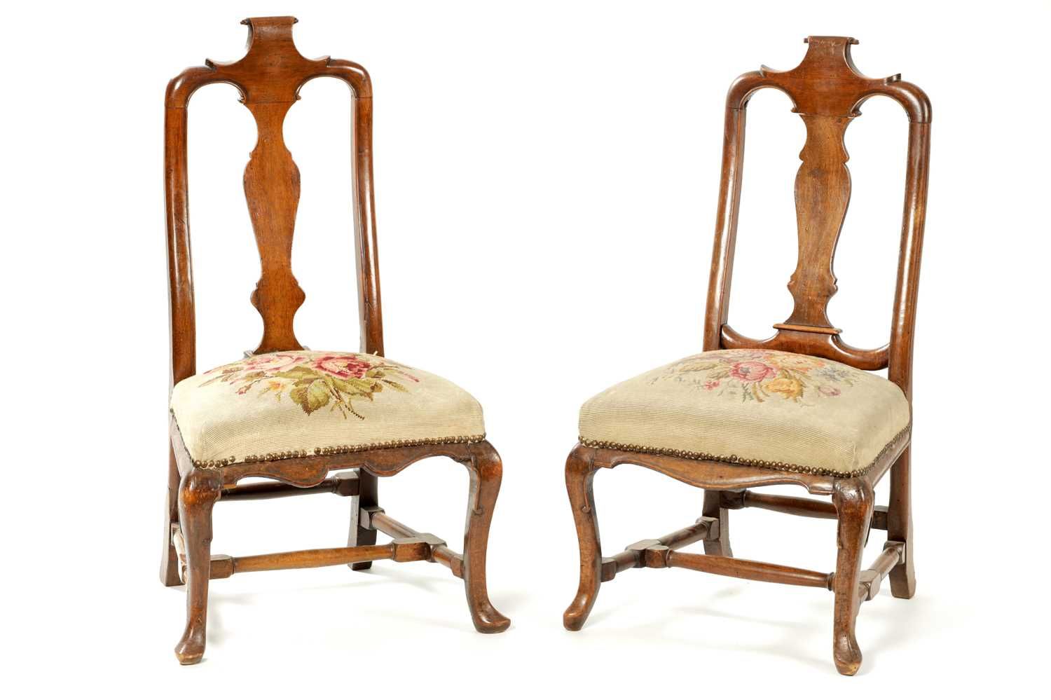 A MATCHED PAIR OF GEORGE I WALNUT SIDE CHAIRS OF SMALL SIZE 一对乔治一世时期的小尺寸胡桃木边椅，上部&hellip;
