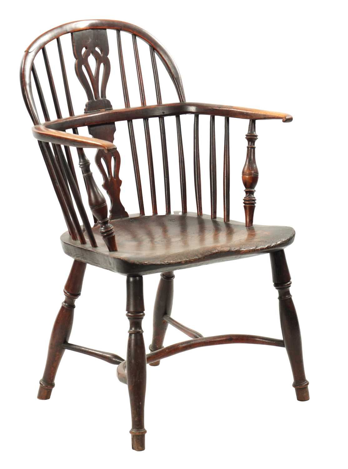 AN EARLY 19TH CENTURY YEW WOOD LOW BACK WINDSOR CHAIR 19 世纪早期的红柳木低靠背温莎椅，椅背上有环形装饰&hellip;