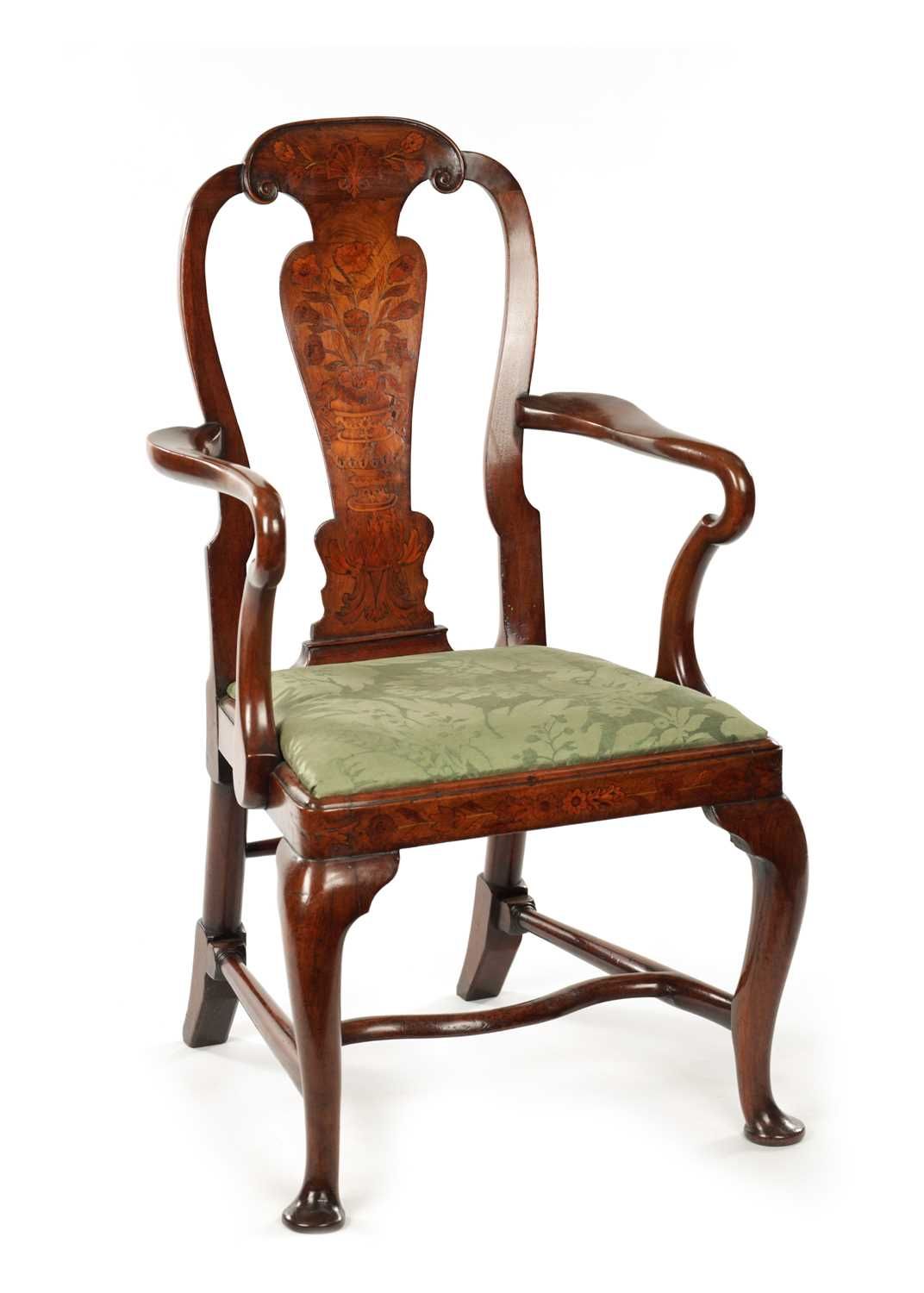 AN 18TH CENTURY WALNUT AND MARQUETRY INLAID ARM CHAIR 一把 18 世纪的胡桃木和镶嵌花瓶的扶手椅，花瓶形的&hellip;