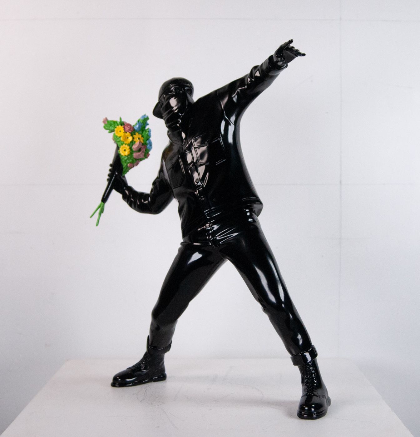 Banksy Brandalism Sculpture en polystone de Banksy&Brandalism, ** Flower Bomber &hellip;