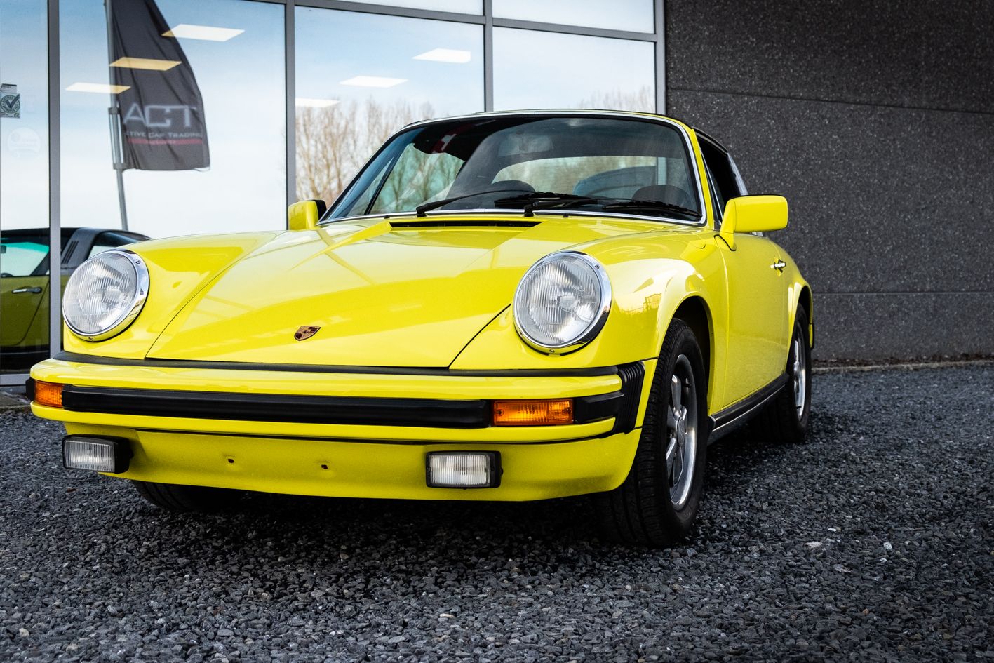 Porsche 911 
保时捷911 S Targa黄色 




在夏季或秋季的夜晚，Targa的车顶打开，背景是2.7升的风冷式拳击手发动机。生活可能更糟&hellip;