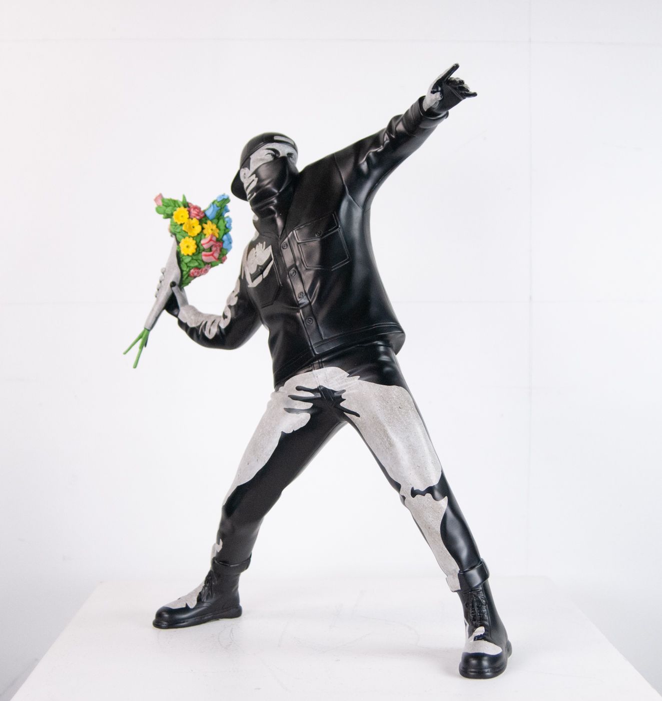 Banksy Brandalism Sculpture en polystone de Banksy&Brandalism, ** Flower Bomber &hellip;