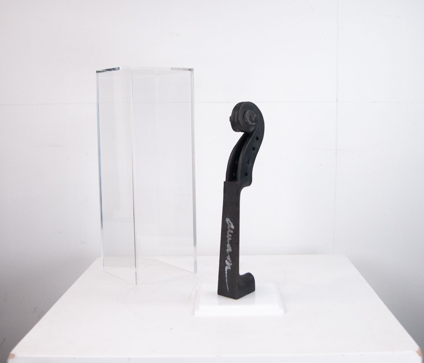 Arman (1928 - 2005) 签名的木雕：Fernandes Arman，** De krul **，装在一个有机盒子里 - 尺寸为高和宽24 x 4&hellip;