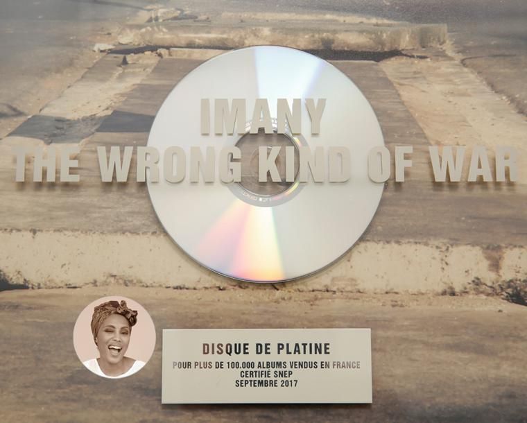 IMANY Imany offre le disque de platine de son album The wrong kind of war, dédic&hellip;