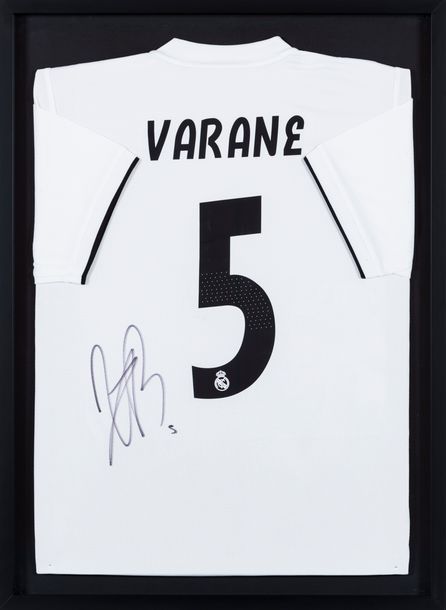 Raphaël VARANE Maillot de football n° 5.
Real Madrid.
Signé par le joueur.
Dans &hellip;