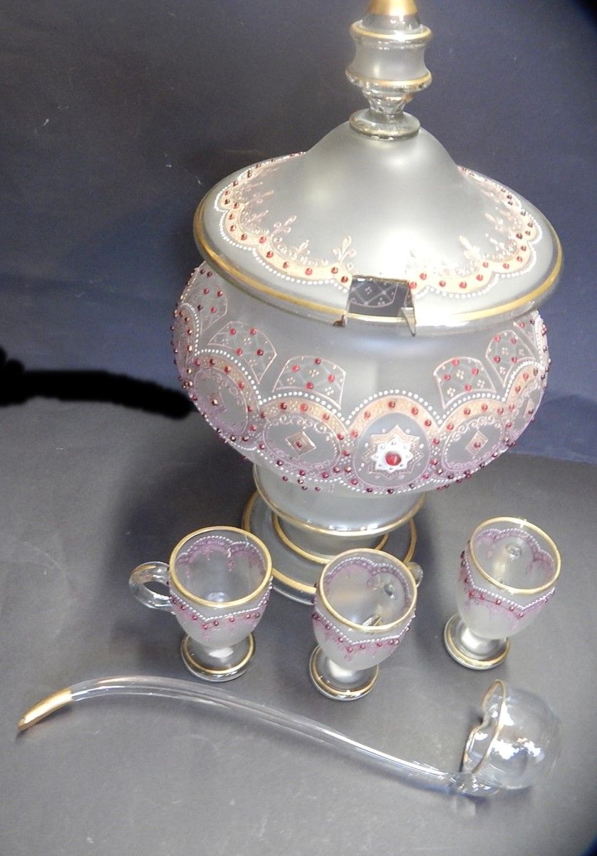 Null 碗（高约40.5厘米，直径20厘米）与3个有柄杯（高9.8厘米）和1个勺子，搪瓷玻璃，1900年左右，一起。