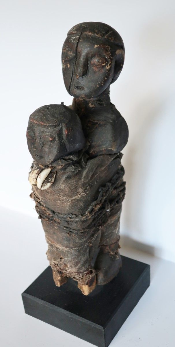 Sculpture avec 2 personnages ligotés debout sur un socle en bois, hauteur env.25&hellip;