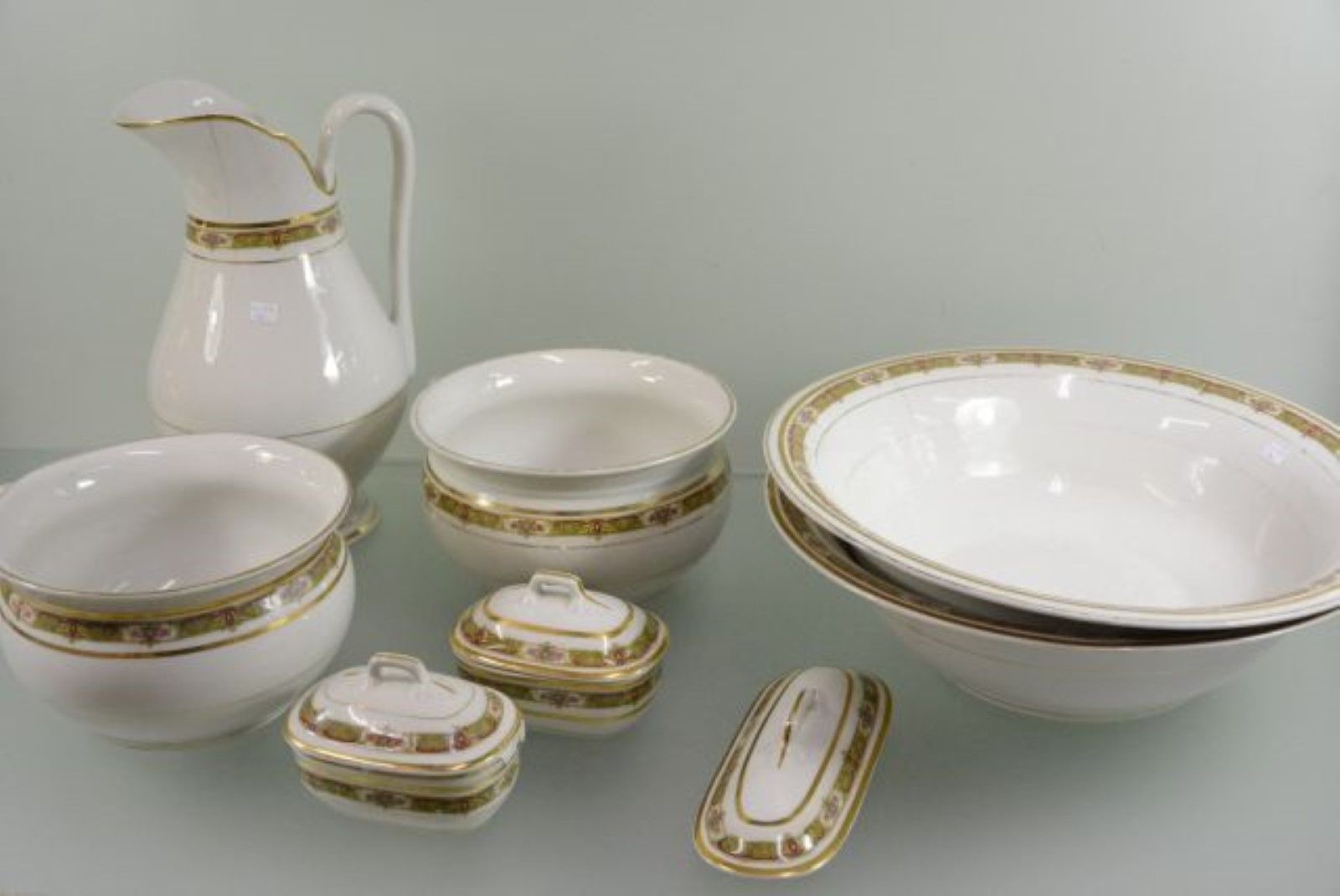Null 7件套洗漱用品，包括壶（有发际线的裂纹），2口锅，2个带盖的肥皂盘，2个水盘（其中一个盘子也有发际线的裂纹，辉石，约1910年