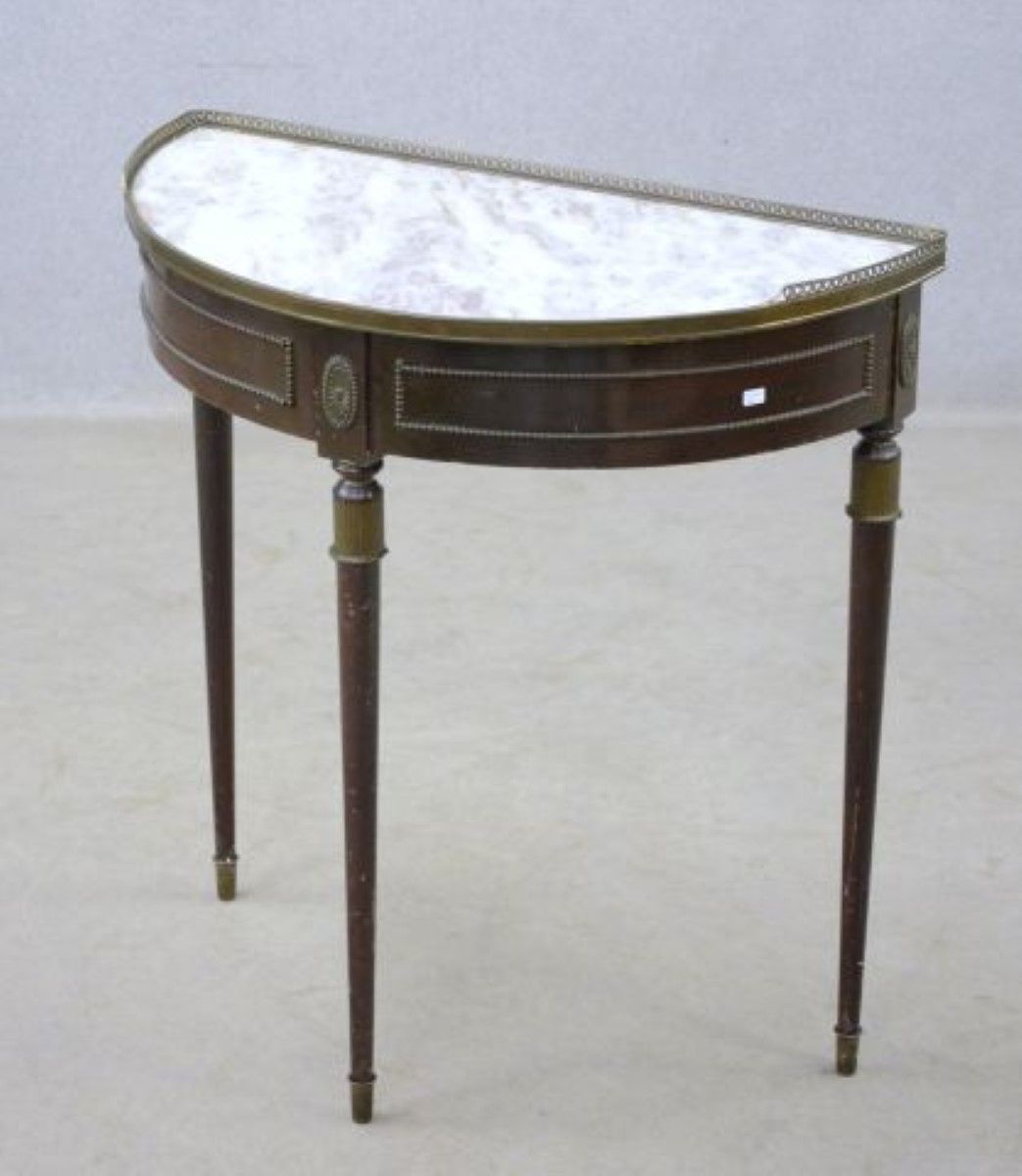 Null 白色大理石桌面的半月形家具，20世纪上半叶，损坏