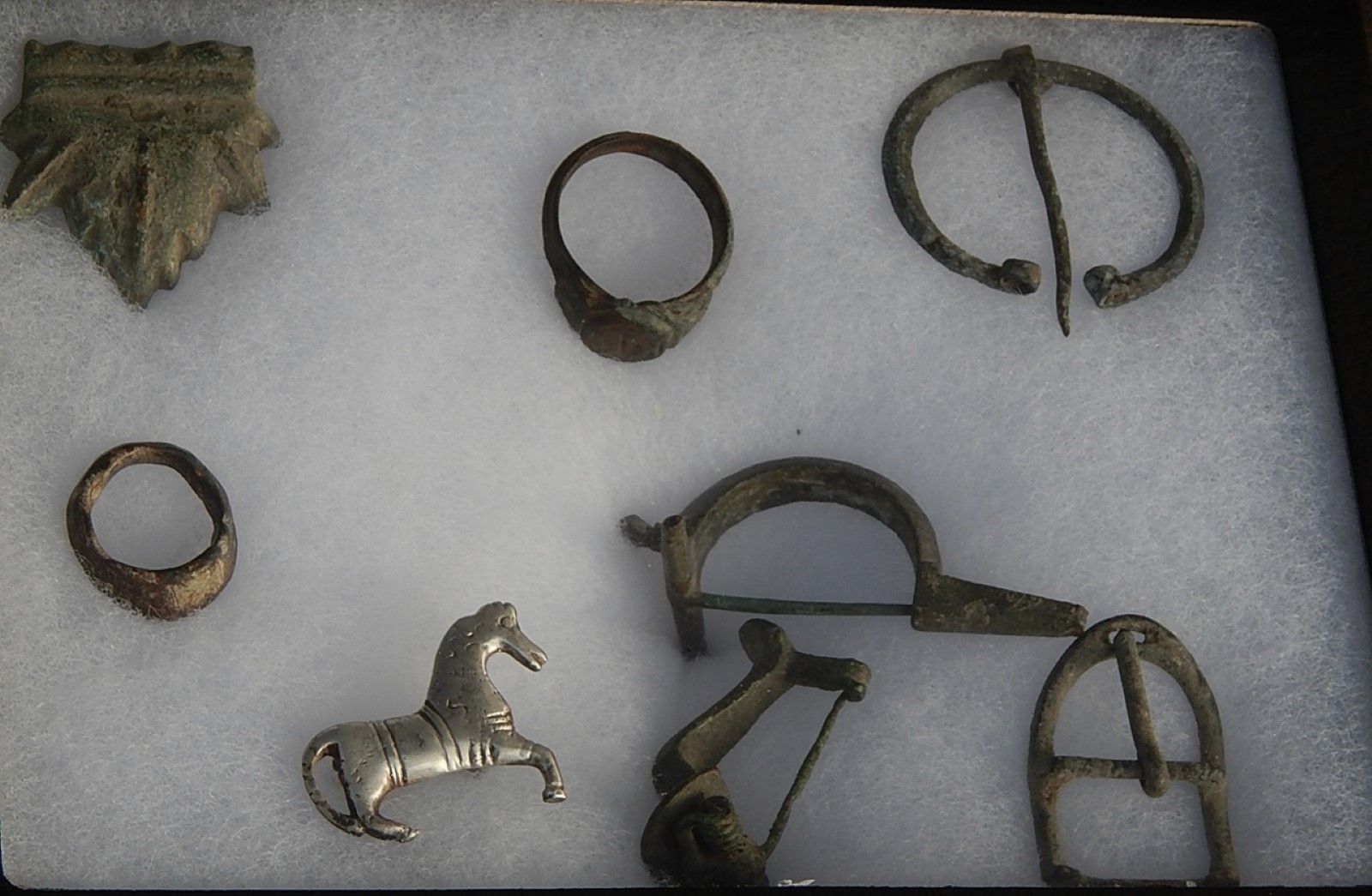 Null 一批混合的罗马物品：3个胸针，1个扣子和一个银质雕塑 "马"，以及1个贴花和2个戒指。