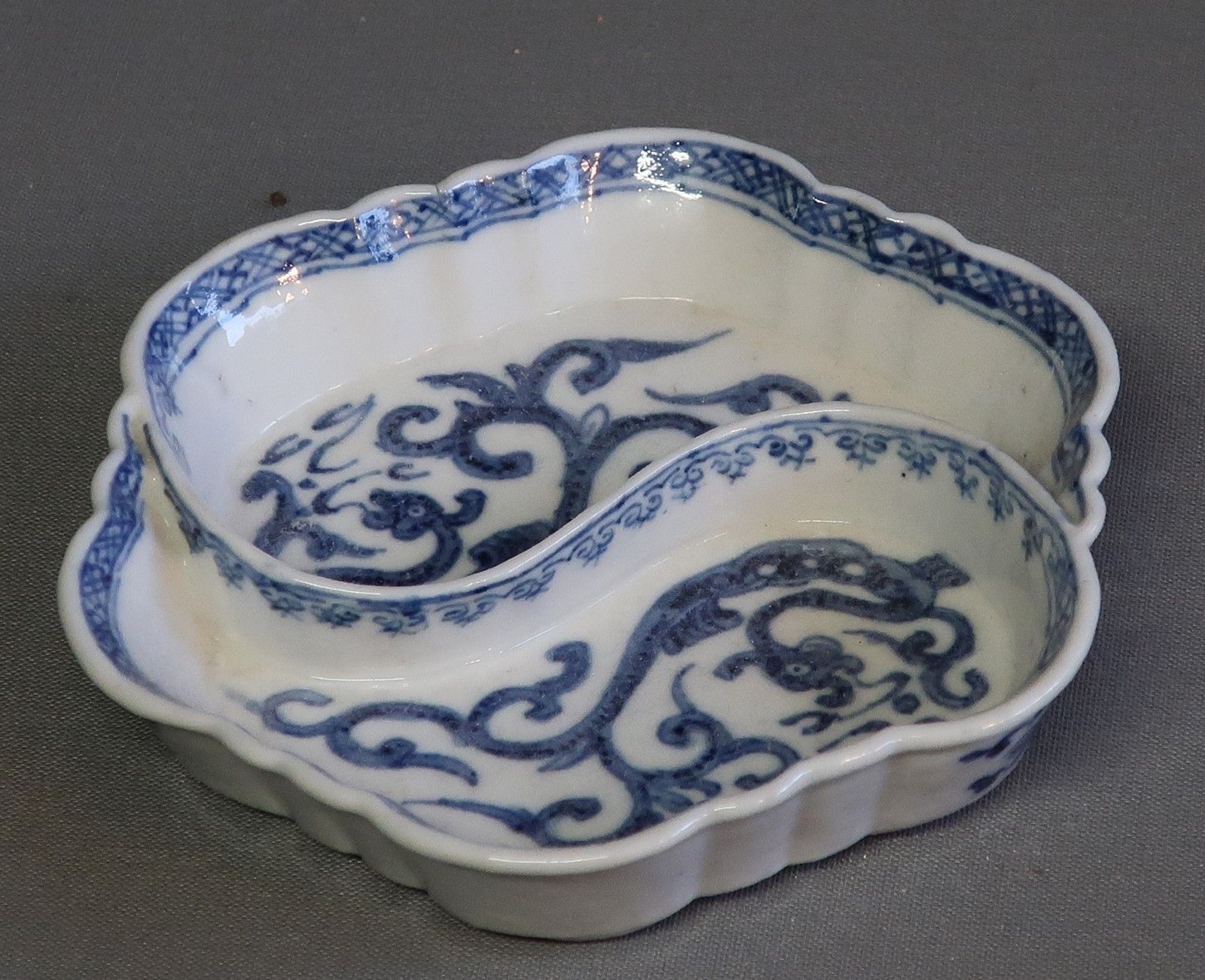 Null 小碗，瓷器，底部有标记，直径约12.5厘米