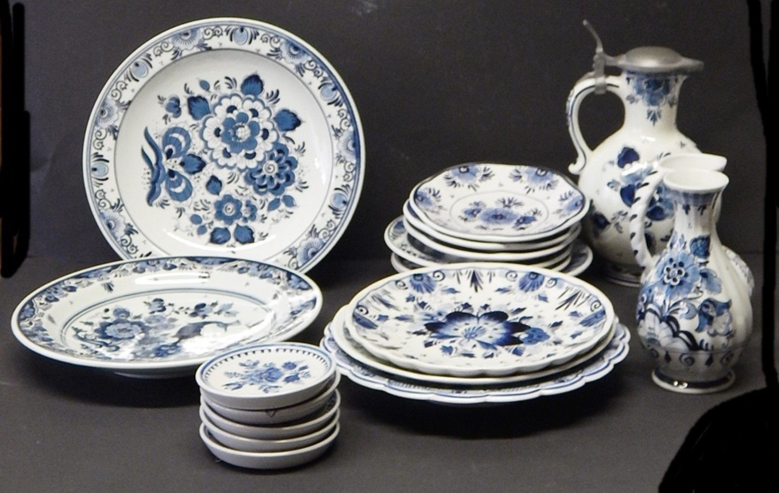 Null 16个大小盘子、2个水壶和1个花瓶的混合拍品，Delft瓷器，20世纪，一起。