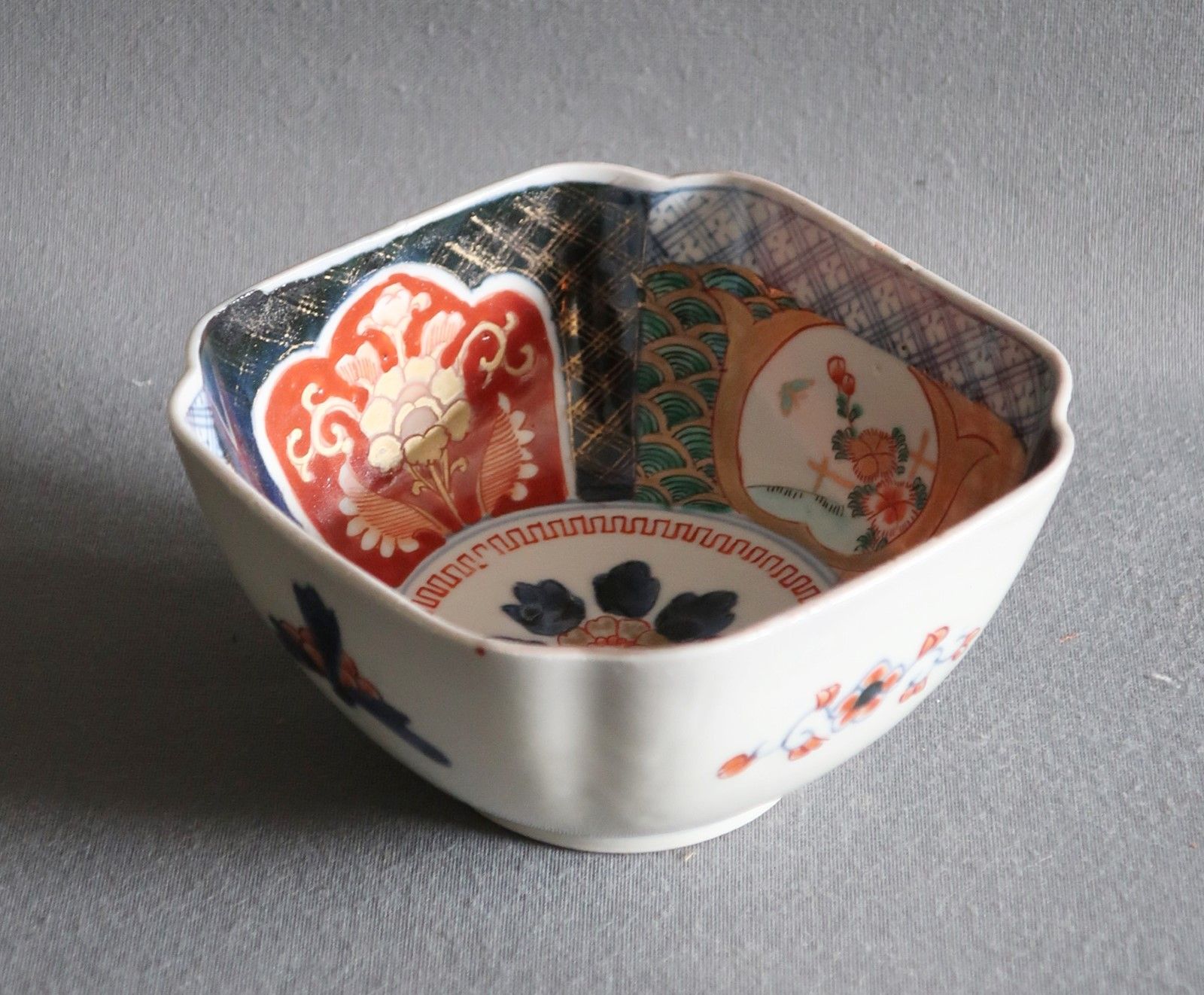 Null Small,deep Imari bowl,Japan,20th century,ca.11x11,5cm