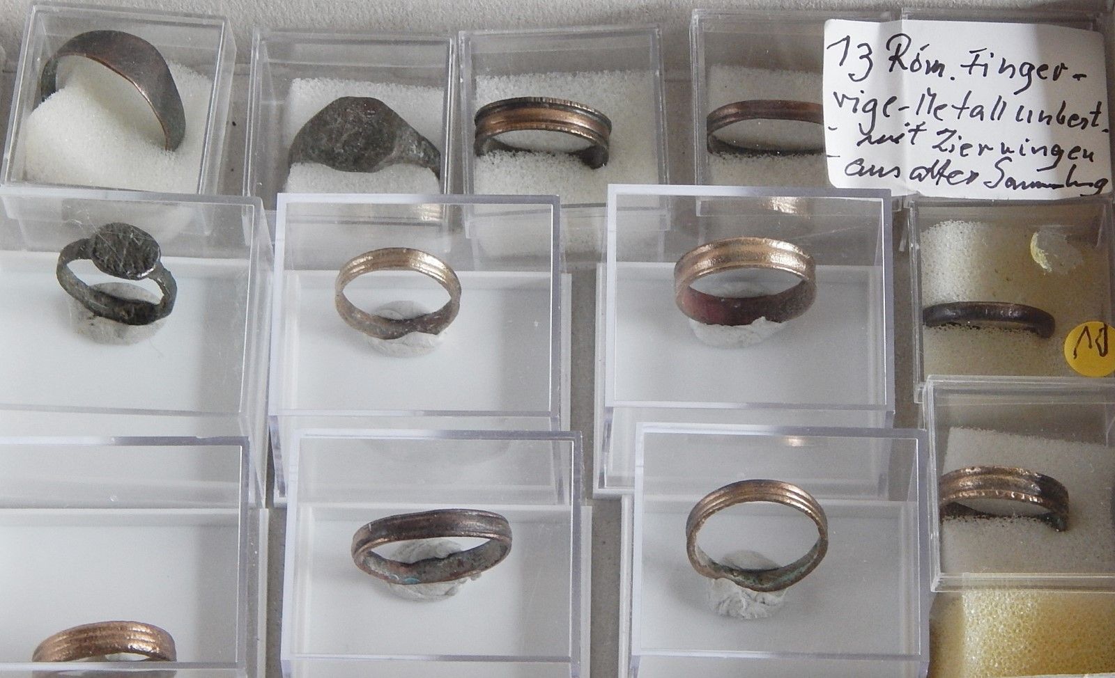Null 来自旧收藏的 13 枚罗马戒指，混合在一起