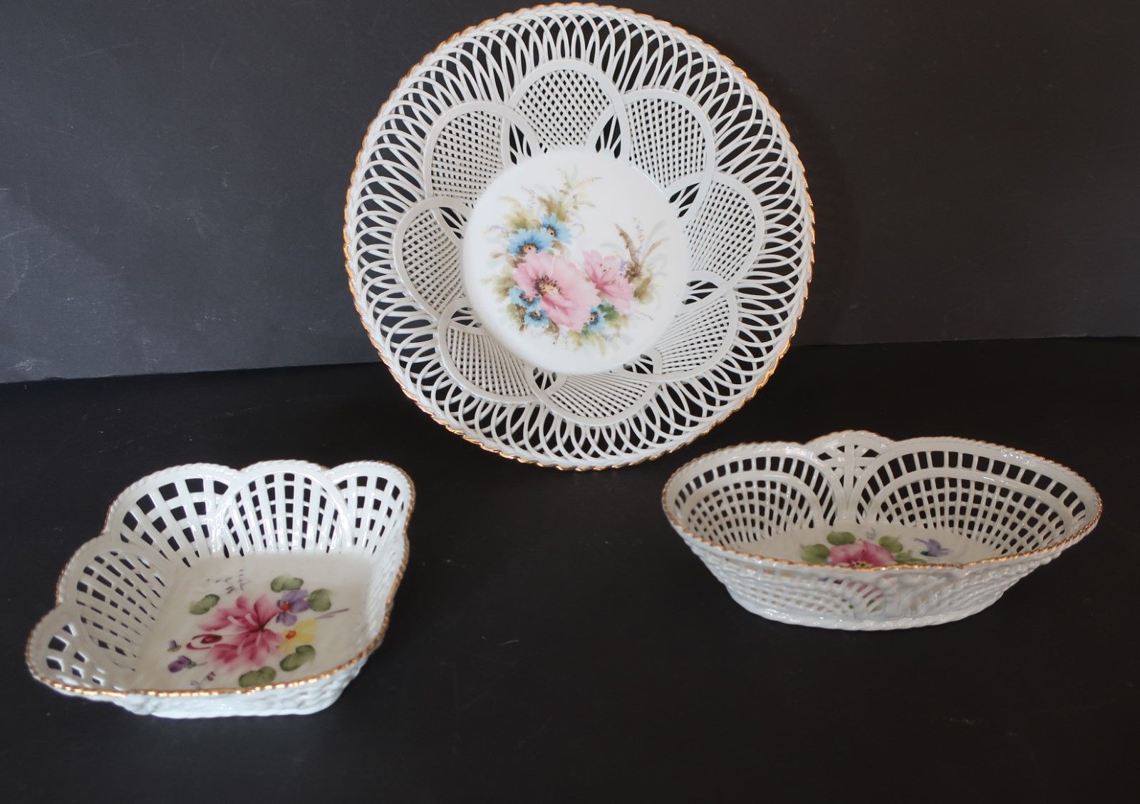 Null Mixed lot of 3 bowls with handles, porcelain, openwork, floral decoration, &hellip;