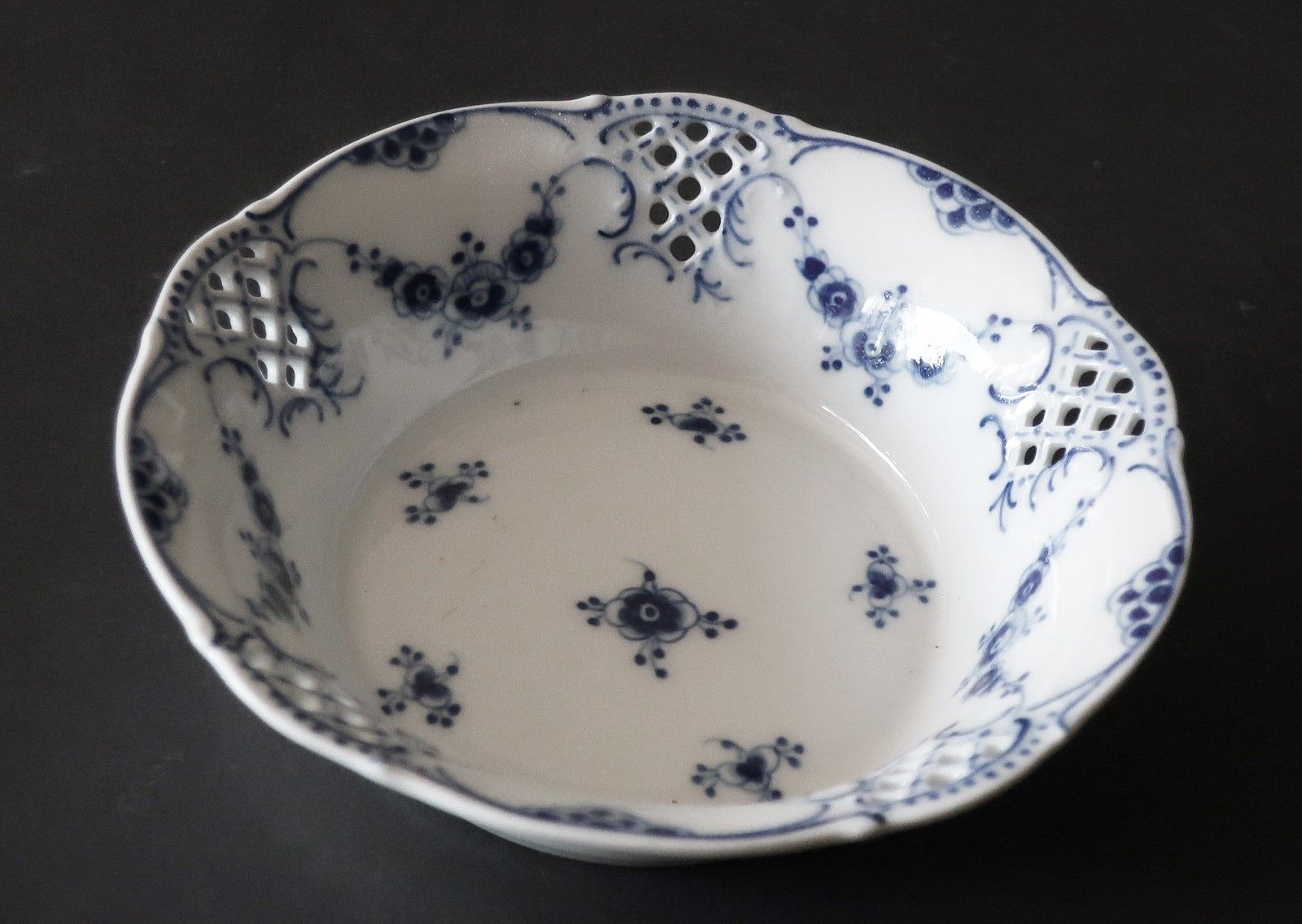 Null Small bowl with cornflower decoration, openwork, Schumann porcelain, Dresde&hellip;