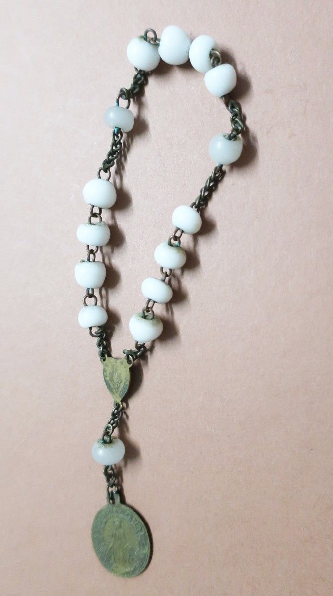 Null Petit chapelet avec perles blanches et un pendentif ovale,vers 1900,longueu&hellip;