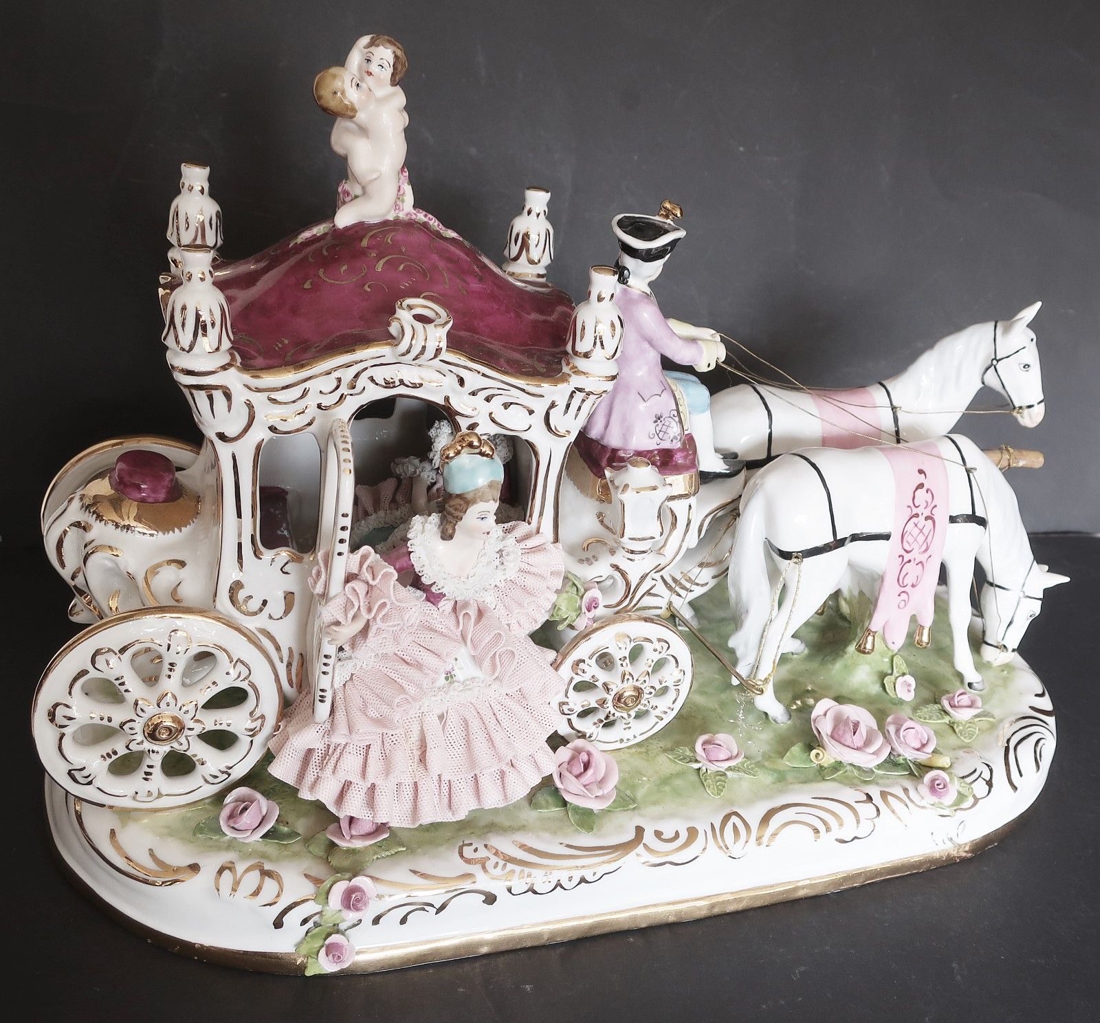 Null Wedding carriage, figurative porcelain, marked "D" on the bottom, ca.44x22c&hellip;