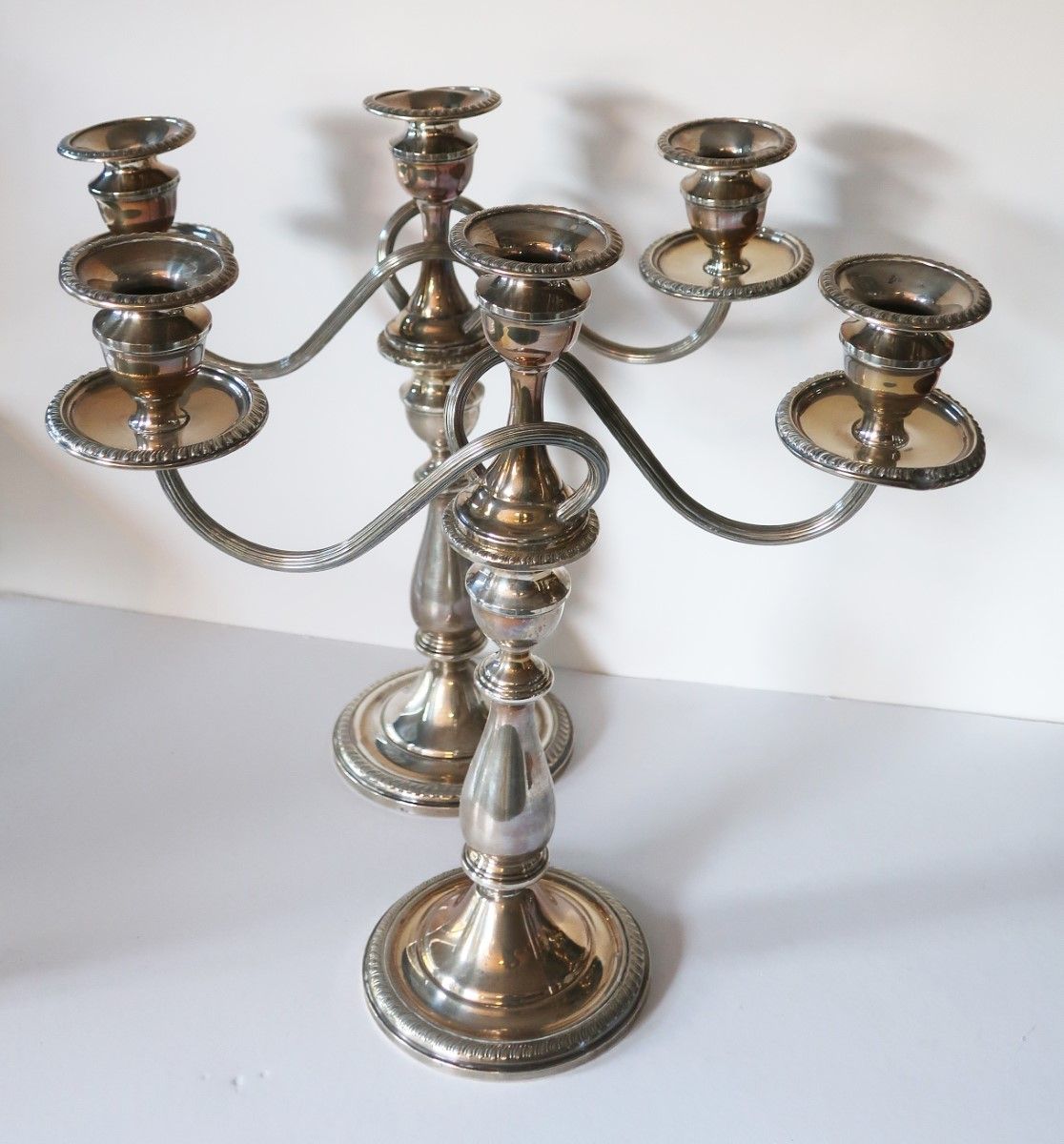 Null Coppia di candelieri a 3 bracci, placcati in argento, altezza ca.34cm, larg&hellip;