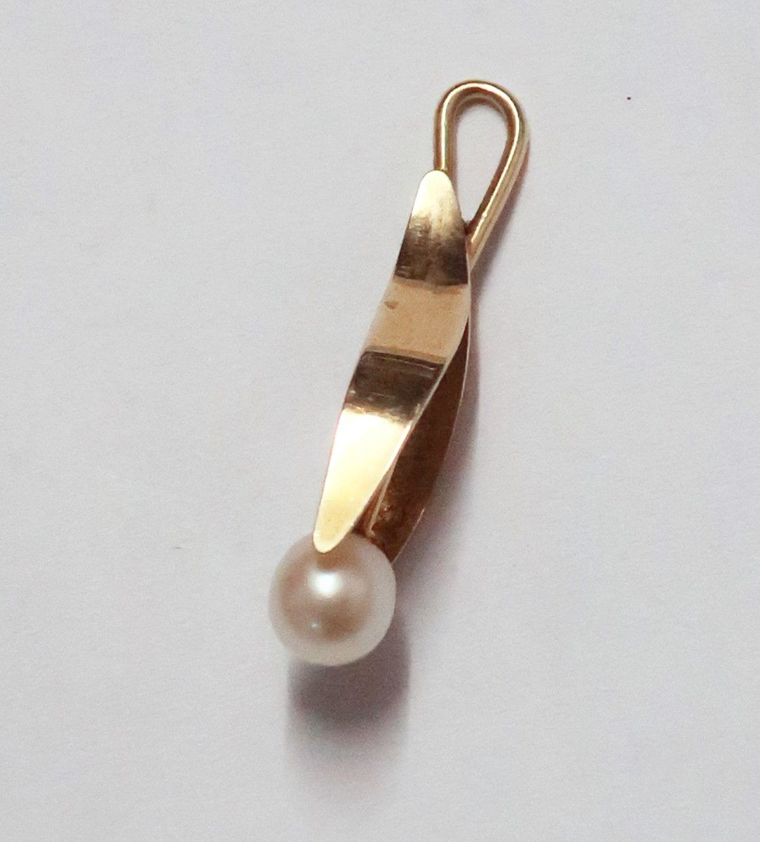 Null Pendentif avec perle blanche, probablement en or jaune 585