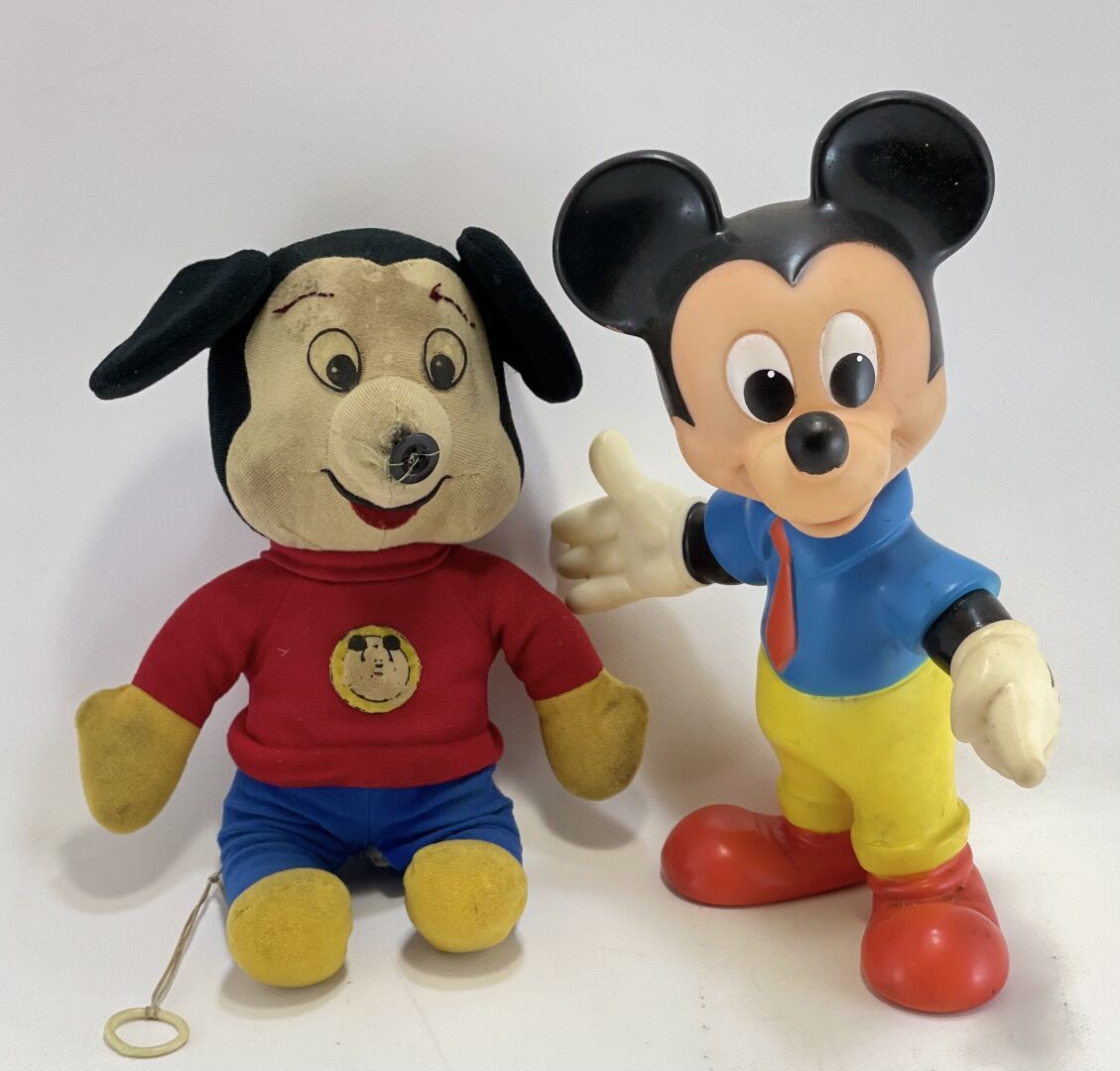 MICKEY MOUSE DEUX FIGURINES Deux figurines de Mickey Mouse. 
Une figurine en cao&hellip;