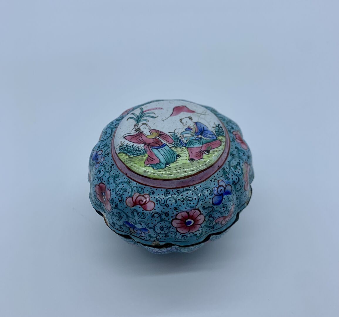 CHINE - XIXe siècle BOITE polylobée couverte à décor d'une scène animée en réser&hellip;