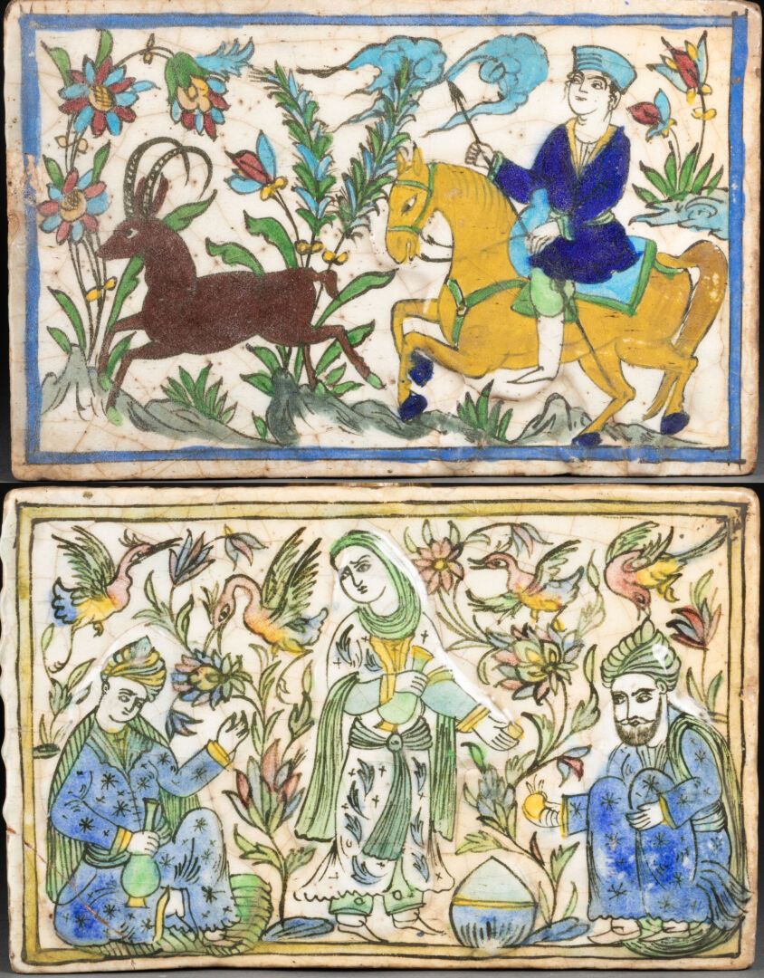 IRAN - Période Kadjar - XXe siècle 两件釉面陶瓷PLAQUES，一件装饰着一个骑马的猎人在追赶一只鹿，另一件装饰着花鸟背景上的&hellip;