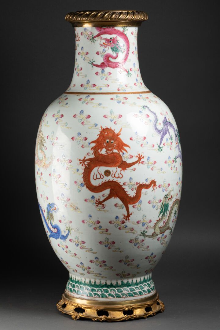 CHINE - Époque GUANGXU (1875-1908) Important VASE balustre à décor de dragons da&hellip;