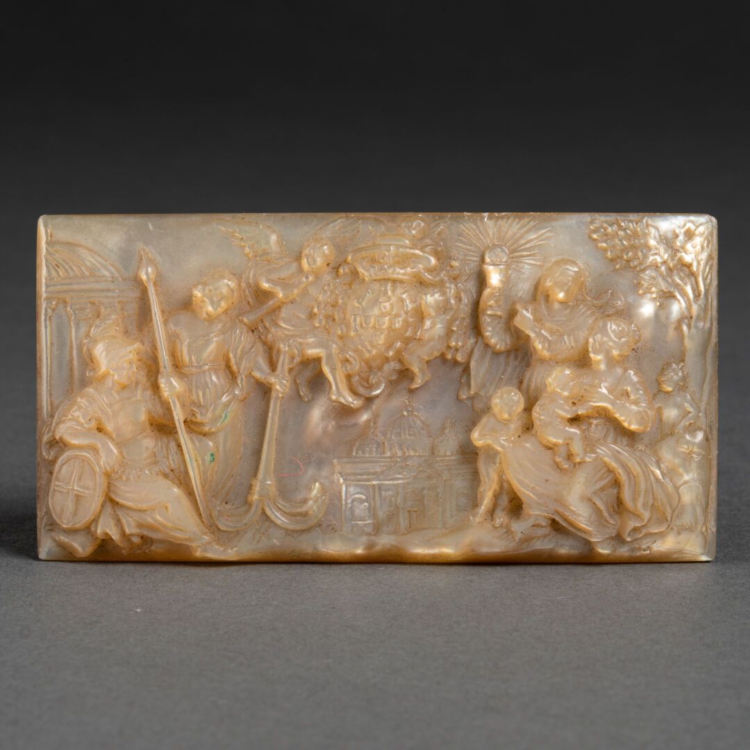 XVIIIe ou XIXe siècles Petite PLAQUE en nacre sculptée en bas-relief d'allégorie&hellip;