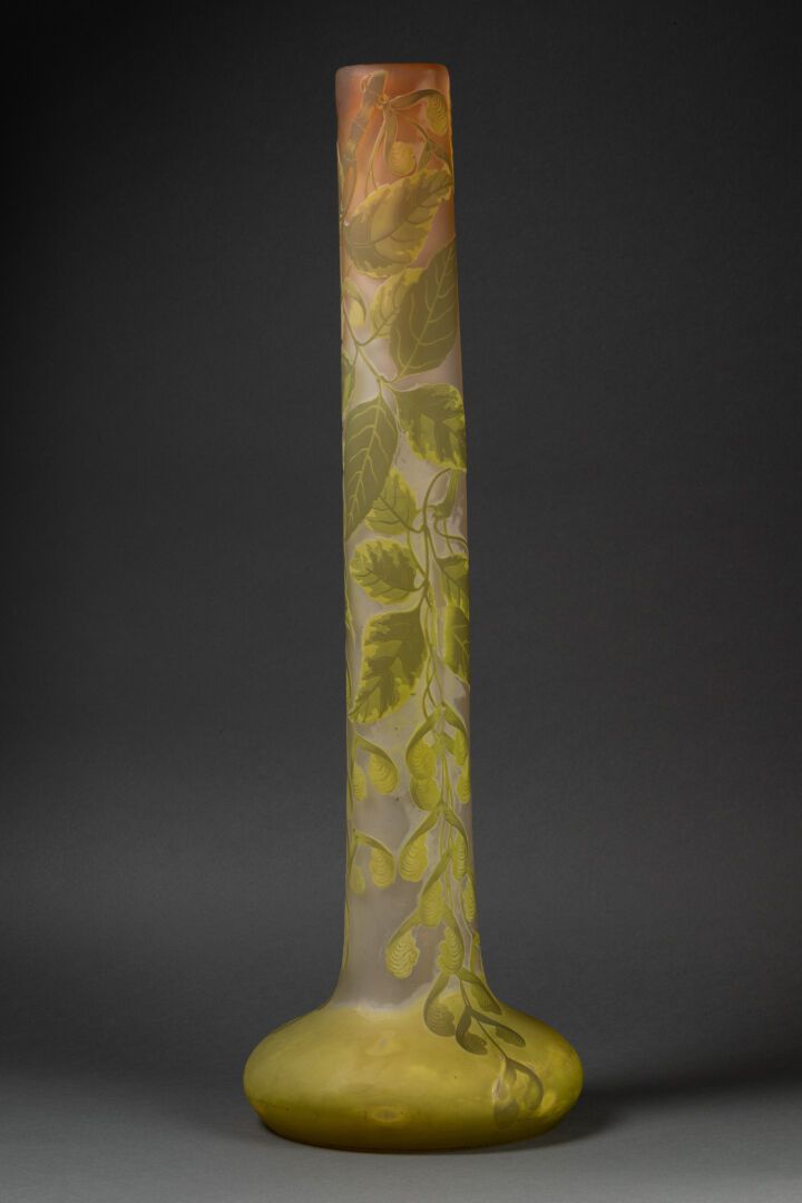 Établissements GALLÉ (1904-1936) 花瓶，低矮的瓶身和长管状的瓶颈

在粉红色背景上的绿色枫叶的装饰，有绿色的阴影

多层玻璃着色&hellip;