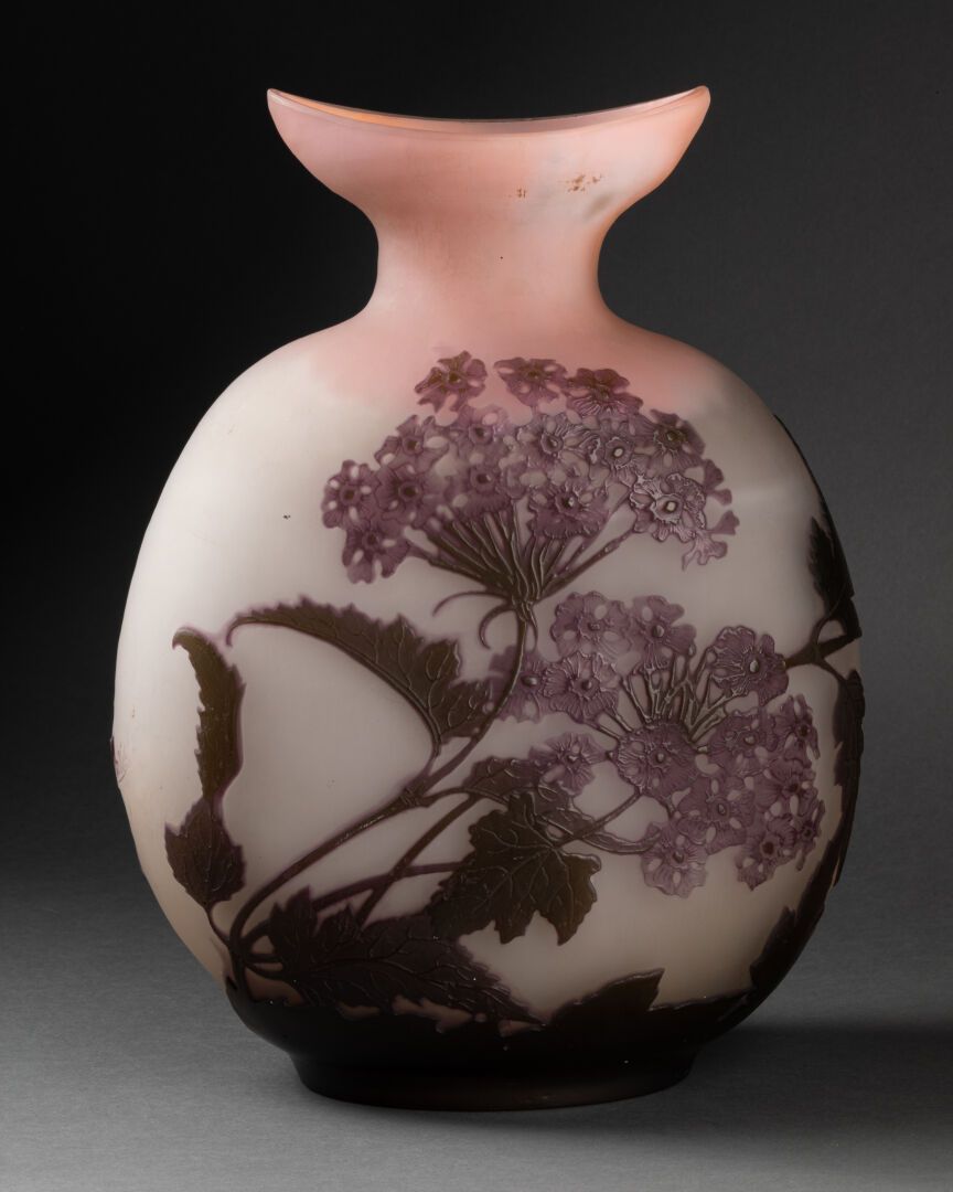 Établissements GALLÉ (1904-1936) 大型花瓶，瓶身扁平，有肩，颈部称为 "barquette"。

灰粉色阴影背景上的紫色乡村花卉&hellip;