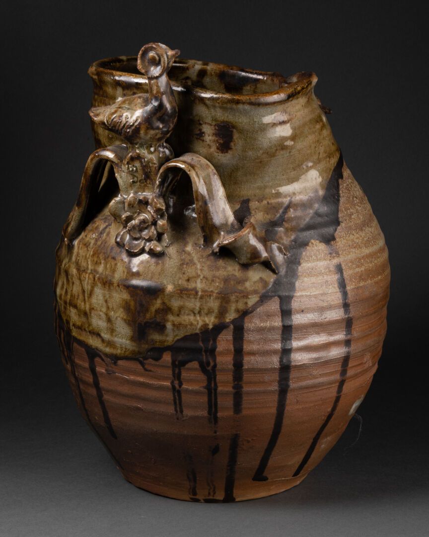 Null 棕色装饰和鸟类的花瓶（一个在一个把手上

石器和部分棕色釉面

在下面签署的N DOL

H.32,5 cm