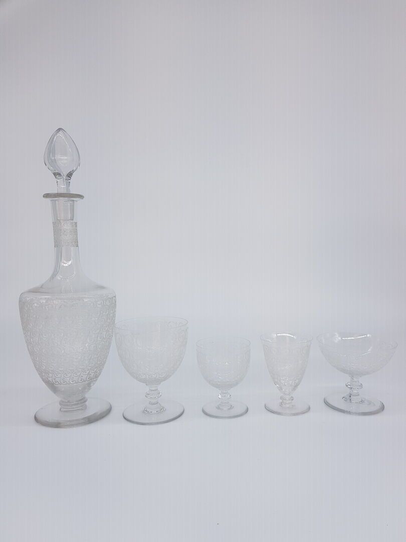 BACCARAT France - XXe siècle 属于玻璃套装模型Rohan的一部分

它包括三个醒酒器，12个利口酒杯，11个红葡萄酒杯，8个白葡萄酒&hellip;