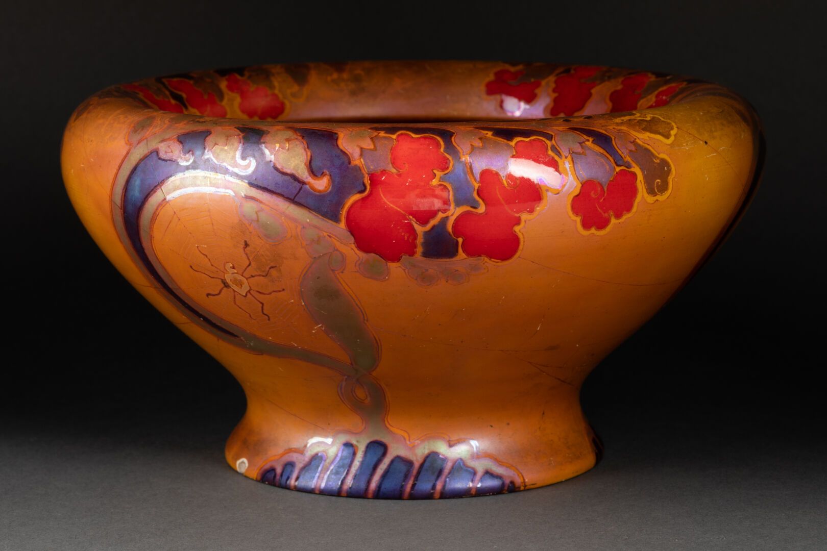 ZSOLNAY à Pécs Eine ausgestellte Vase auf einem Absatz mit gesäumten Lippen 

Di&hellip;