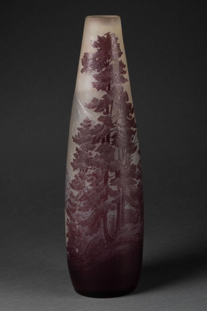 Établissements GALLÉ (1904-1936) 纺锤形花瓶，无色背景上装饰有蓝紫色的孚日山脉蓝线

有色和酸性蚀刻的玻璃

身上有浮雕的Gal&hellip;