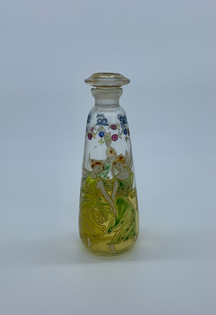 V. RIGAUD PARIS 树林里的缪斯

香水瓶，瓶身为截顶锥体，装饰有一轮缪斯女神，厄洛斯吹笛和花环。

无色吹制玻璃和多色搪瓷装饰

瓶盖上有标题，下&hellip;