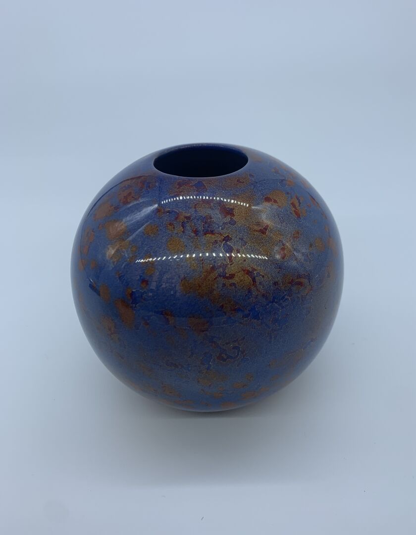 XXe siècle Vaso a sfera con coperchio blu, sfumature arancioni e oro 

H. 11 cm
